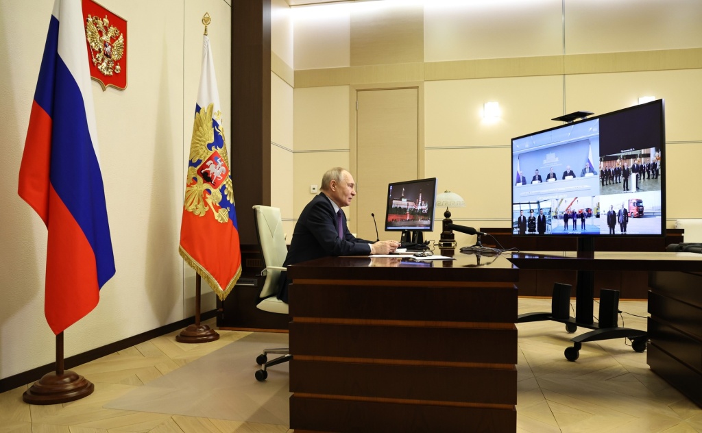Владимир Путин открыл объекты транспортного комплекса в субъектах страны